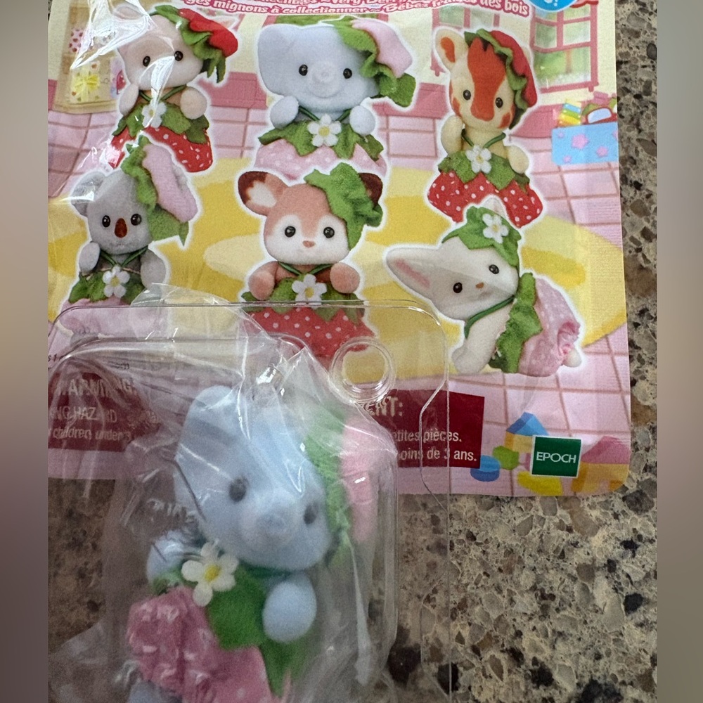 Calico Critters- Very Berry Babies, Elephant, strawberry